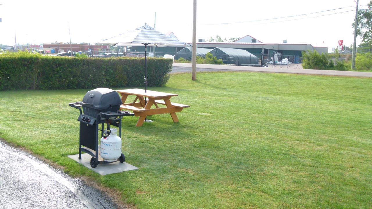 Country Squire Motel Arnprior エクステリア 写真