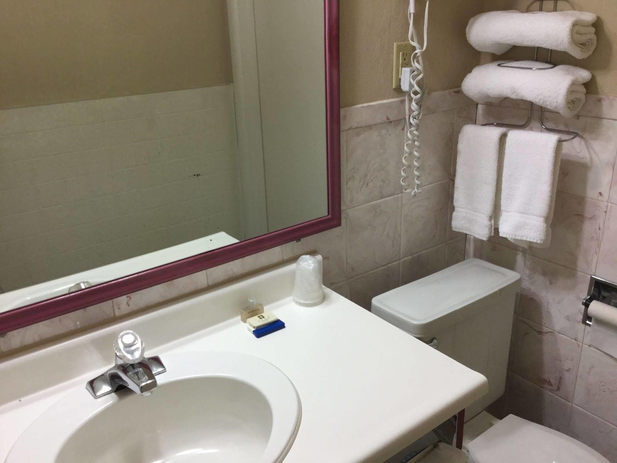 Country Squire Motel Arnprior エクステリア 写真