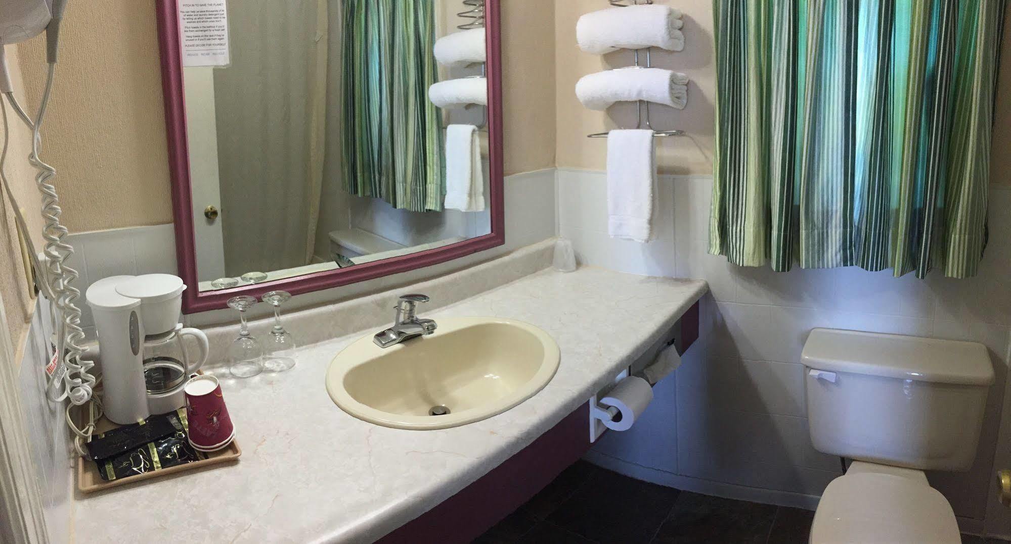 Country Squire Motel Arnprior エクステリア 写真